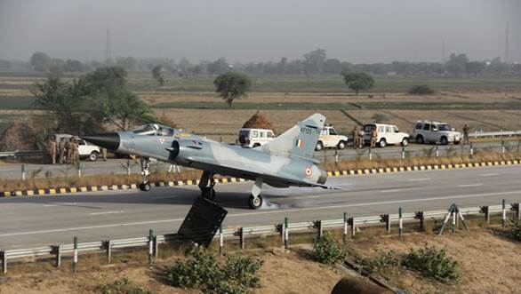 IAF Mirage 2000 first to land on the Agra-Lucknow Expressway