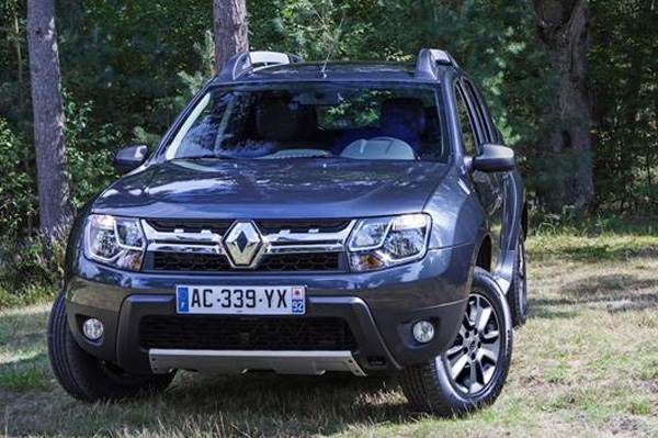 Renault Duster facelift spied in India
