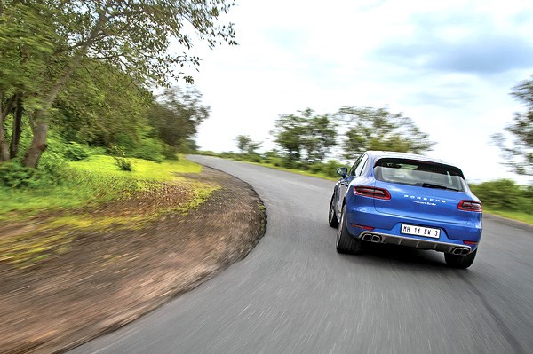 Mobil 1 Great car great road: Porsche Macan