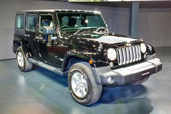 Jeep displays Grand Cherokee SRT and Wrangler Unlimited at Auto Expo 2016