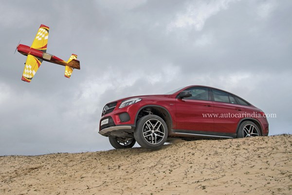 Mercedes GLE 450 AMG Coupe vs RC airplane