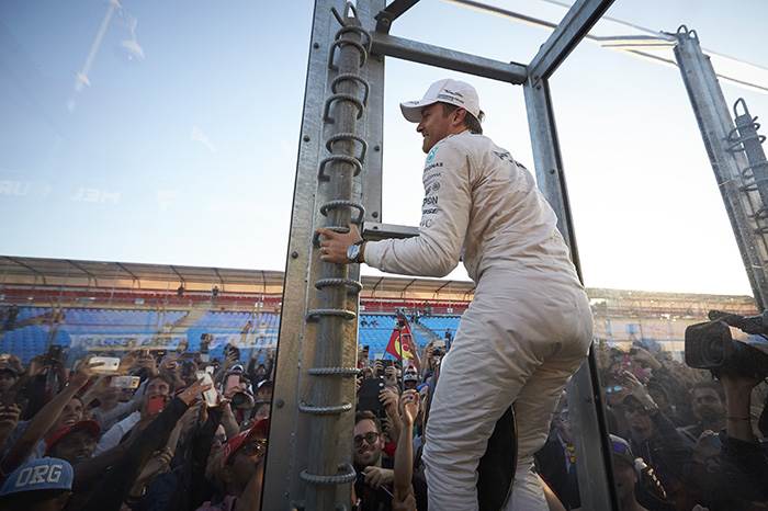 Rosberg wins wild Australian GP