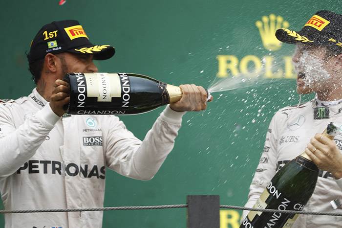F1: Hamilton wins in Brazil to keep title hopes alive