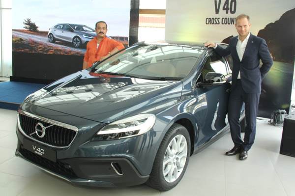 2017 Volvo V40, V40 Cross Country launched