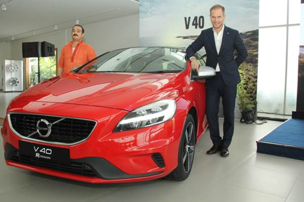 2017 Volvo V40, V40 Cross Country launched