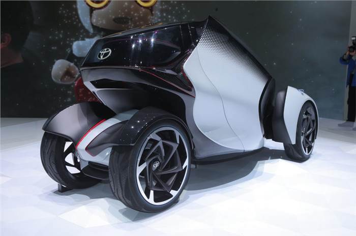 Toyota i-TRIL electric concept unveiled