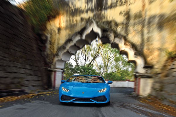 Driving the Lamborghini Huracan Spyder up Nandi Hills