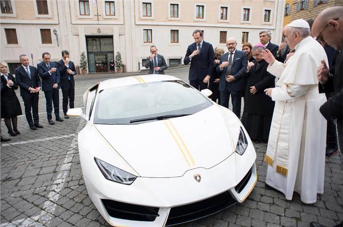 Lamborghini presents the pope a special edition Huracan
