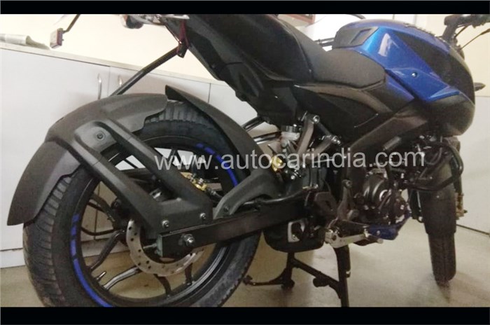 Bajaj Pulsar NS160 with rear disc priced from Rs 82,630