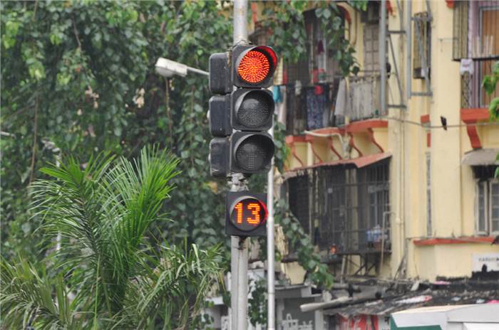 New &#8216;Smart Traffic Light&#8217; may reduce congestion, air pollution