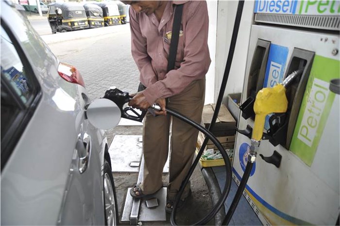 Diesel breaches Rs 100-mark in Mumbai