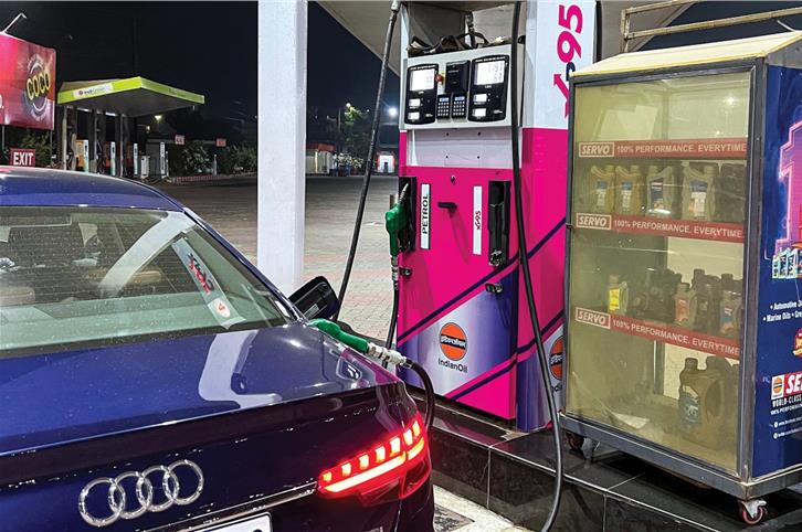 Audi A4 fuel filling image