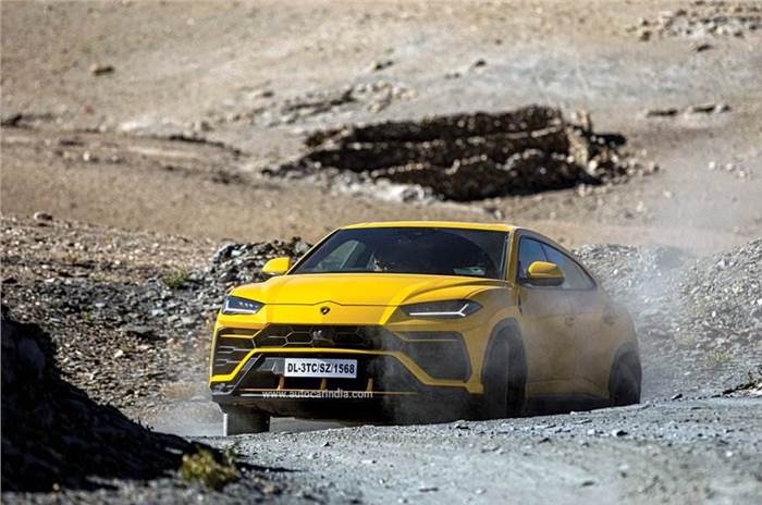 Lamborghini Urus front action image