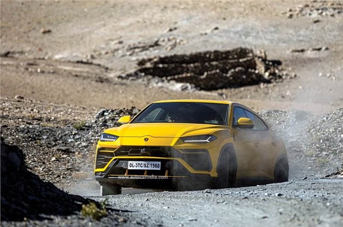 Lamborghini Urus front action image