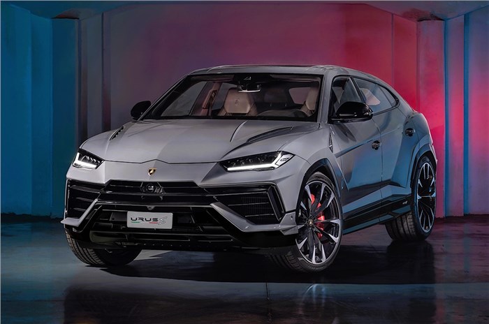 2022 Lamborghini Urus S front quarter.