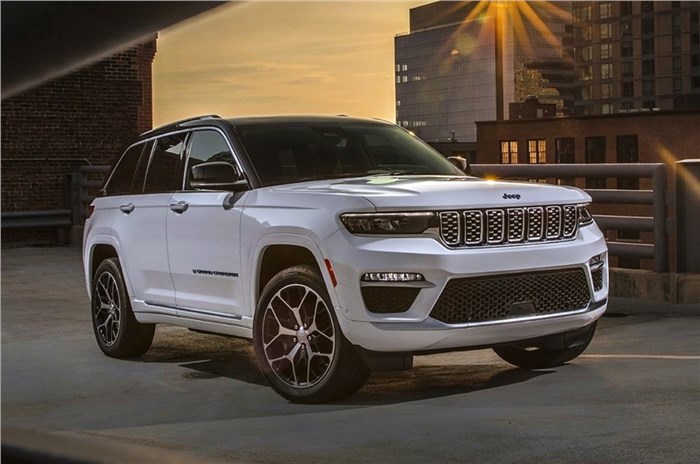 2022 Jeep Grand Cherokee front quarter.