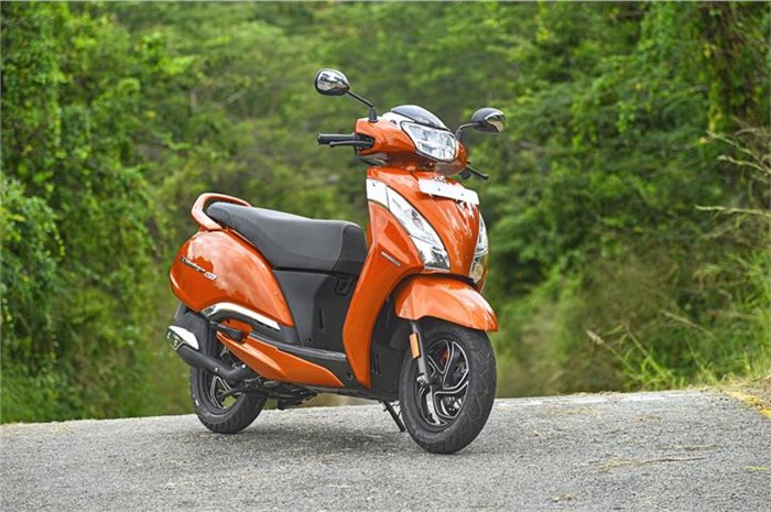 Which scooter is easy to ride for a saree-clad woman?