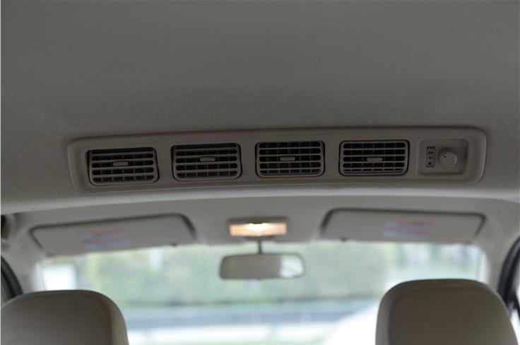 Roof-mounted blower helps keep rear passengers comfy. 
