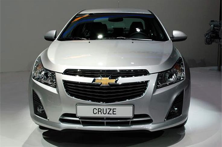 The Cruze gets a refreshed nose with wider chin, vertically aligned fog lamps clusters, and a grille gets a slight update. 