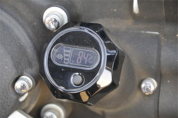 Digital oil level and temperature gauge on the oil dipstick cap