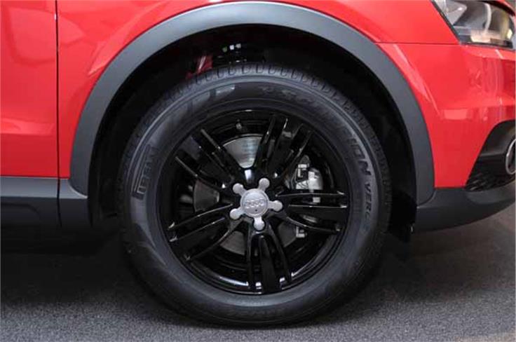 The Q3 S comes with alloy wheels which are available in black or silver shade. 