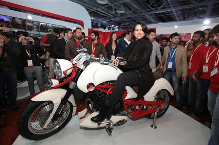 Sameera Reddy unveiled the Vardenchi T5 at the Auto Expo 2014.