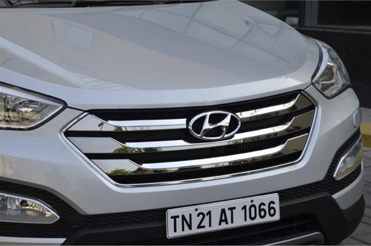 Hexagonal chrome grille is the most striking feature of the Santa Fe. The headlights are now Xenon projectors with LED daytime-running lamps.