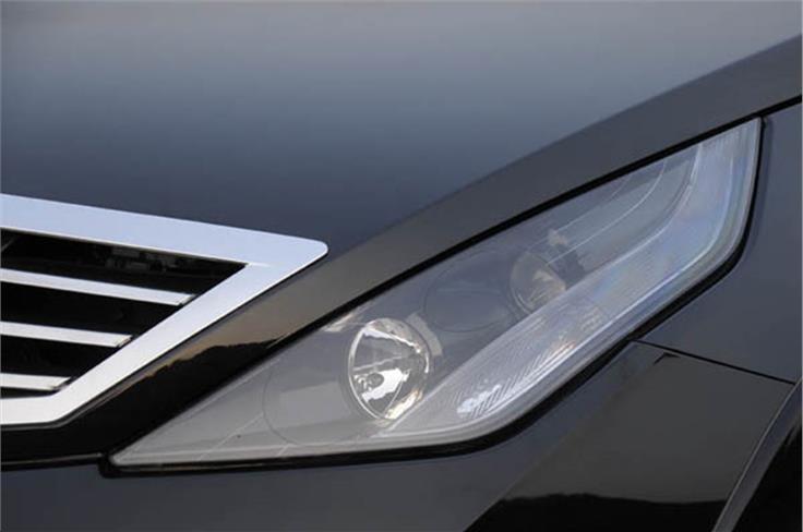The 2014 Aria gets follow-me-home headlamps. The top trim gets black bezel inserts.