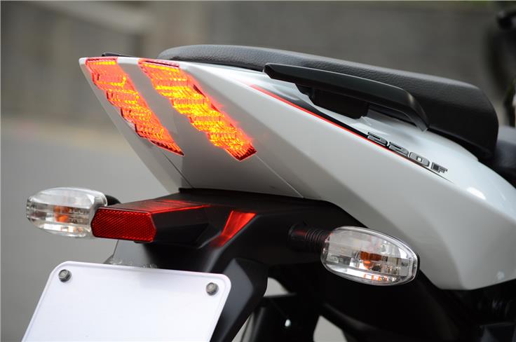 The sharp rear section continues to showcase Pulsar typical dual LED tail lights.