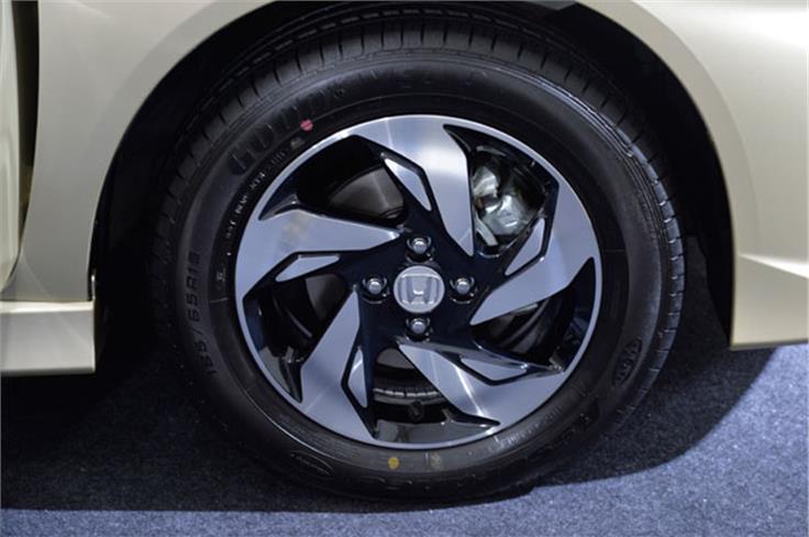 Black-and-chrome 15-inch alloy wheels on the RS.