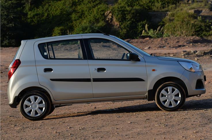 In profile, the larger wing mirrors and the extended character line diffrentiate it from the Alto 800.