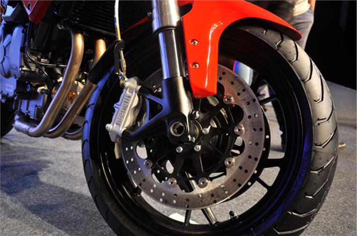 Dual front disc brakes with USD front suspension. 