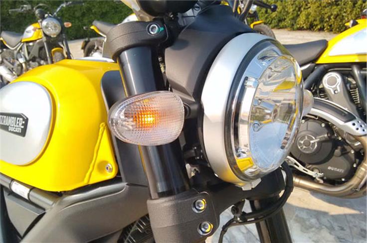 The Scrambler's single headlight is equipped with a daytime running LED ring.