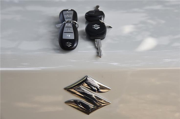 Swift Dzire Z trim key fob (left) and Dzire V trim keys. 