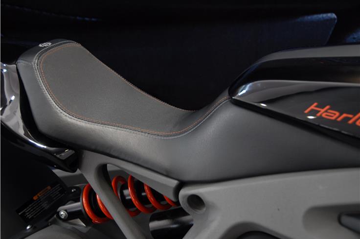 Single saddle with smart red sutures graces this electrifying new Harley for now.