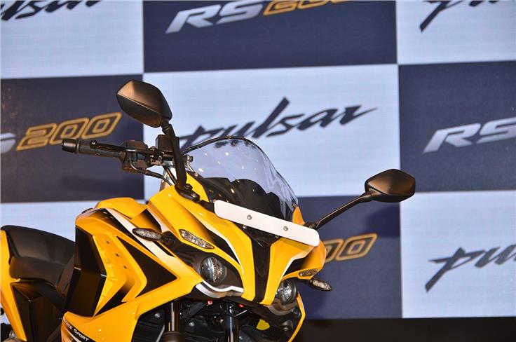 The RS 200 comes with a transparent visor up front that will help in deflecting the wind away from the rider. 