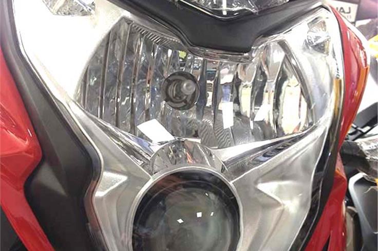 Bajaj Pulsar AS200 has dual lights, a projector for low beam carpet and a halogen bulb for headlight duty. 