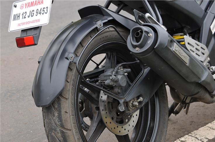 Yamaha equips its YZF-R15 V2.0 with a lightweight, upmarket alloy swingarm.