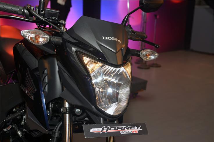 A sharply styled headlamp adds to the smarter look of the CB Hornet 160R.