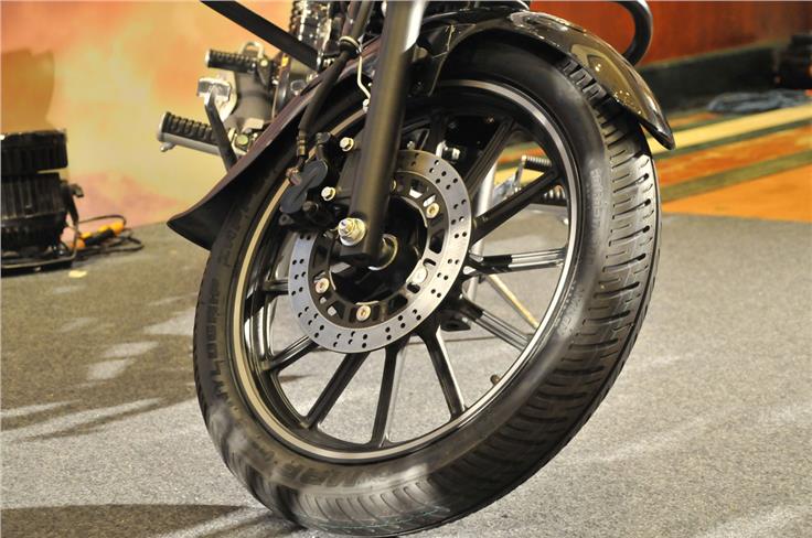 Avenger 150 Street gets attractive 12-spoke alloy wheels.