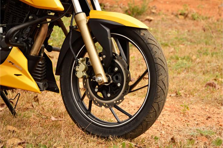 The Apache RTR 200 comes equipped with black finished 17-inch wheels with 170mm disc brakes up front.