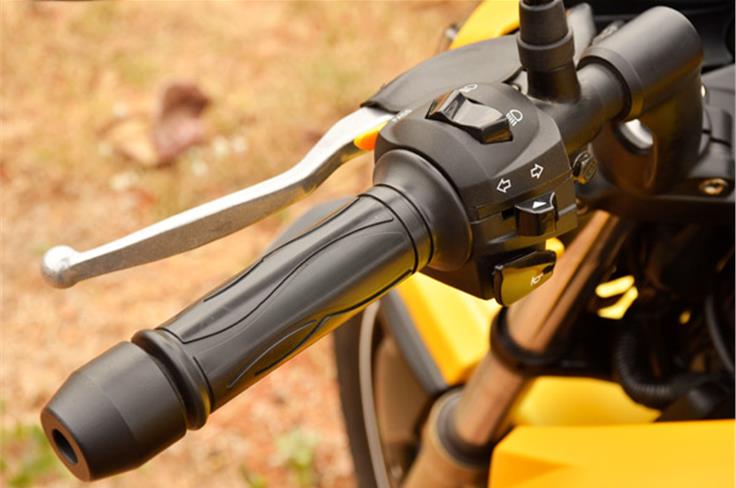 The Apache RTR 200 comes with clip-on bars, soft and comfy palm grips, and switches that work well.