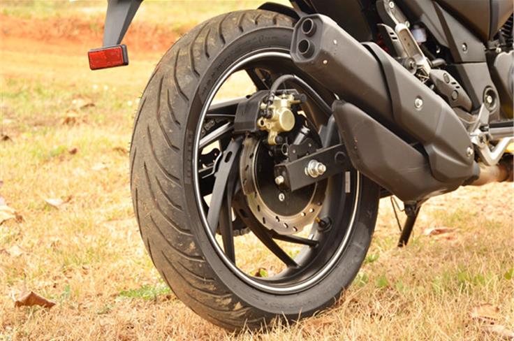 THe RTR 200 gets an over-under styled double barreled exhaust that gives out a louder and throatier exhaust note.
