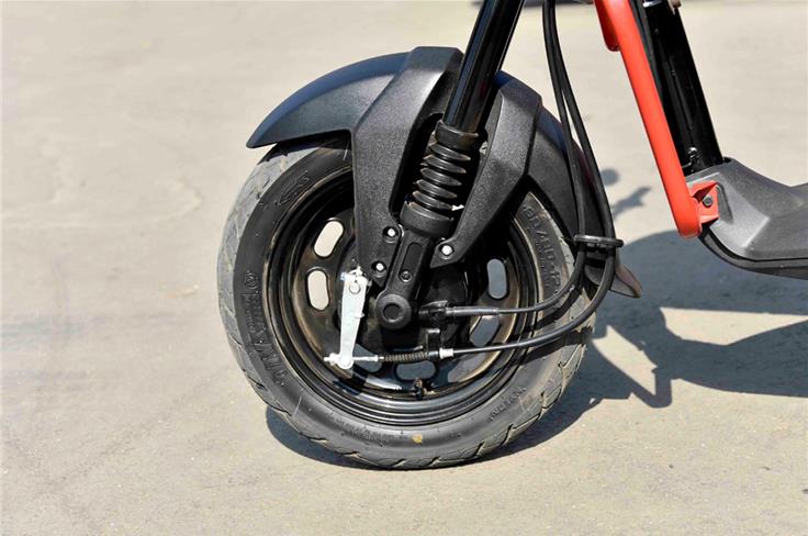 The Navi still comes with conventional telescopic forks and a 130mm drum brake up-front. Front rim size has been increased to 12 inches from 10.
