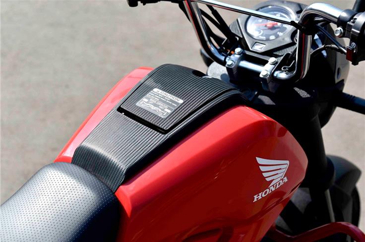 Central plastic tank-pad concept has been borrowed from the Honda Hornet. Plastic quality could be improved as the current one feels rather flimsy.