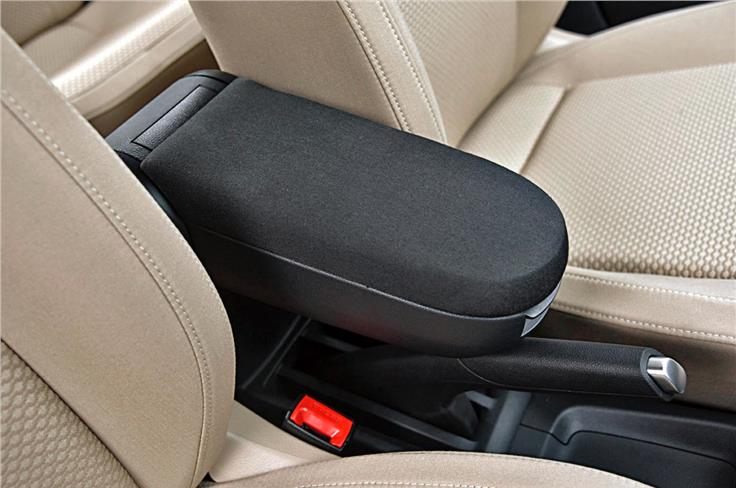 Front centre armrest doubles up as a closed storage space.