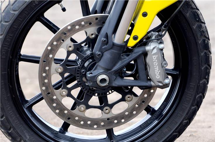 Not only does the Scrambler rock a larger 330mm disc at the front, it also gets a 4-pot radially mounted Brembo Monobloc caliper.