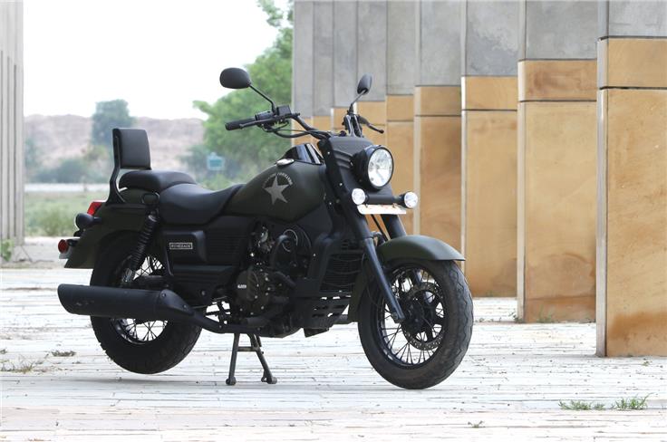 The Commando sports a 16&#8221; front tyre with a taller profile to give it a more chunky look. The boxy and substantial front fender builds on that sensation.