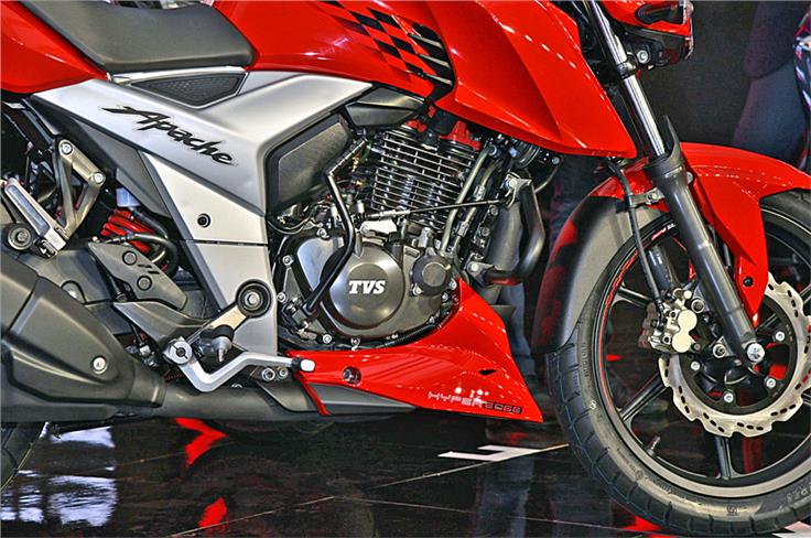 The 159.7cc, four-valve, air- and oil-cooled engine makes 16.8hp on the fuel-injected bike (16.5hp on the carburettor model) and 14.8Nm of torque.