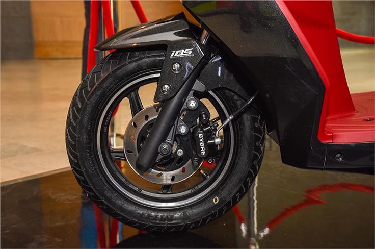 Disc brake at the front is optional on the Maestro Edge 125.